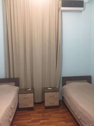 Отель Hotel Palm Кутаиси Двухместный номер с 2 отдельными кроватями-1